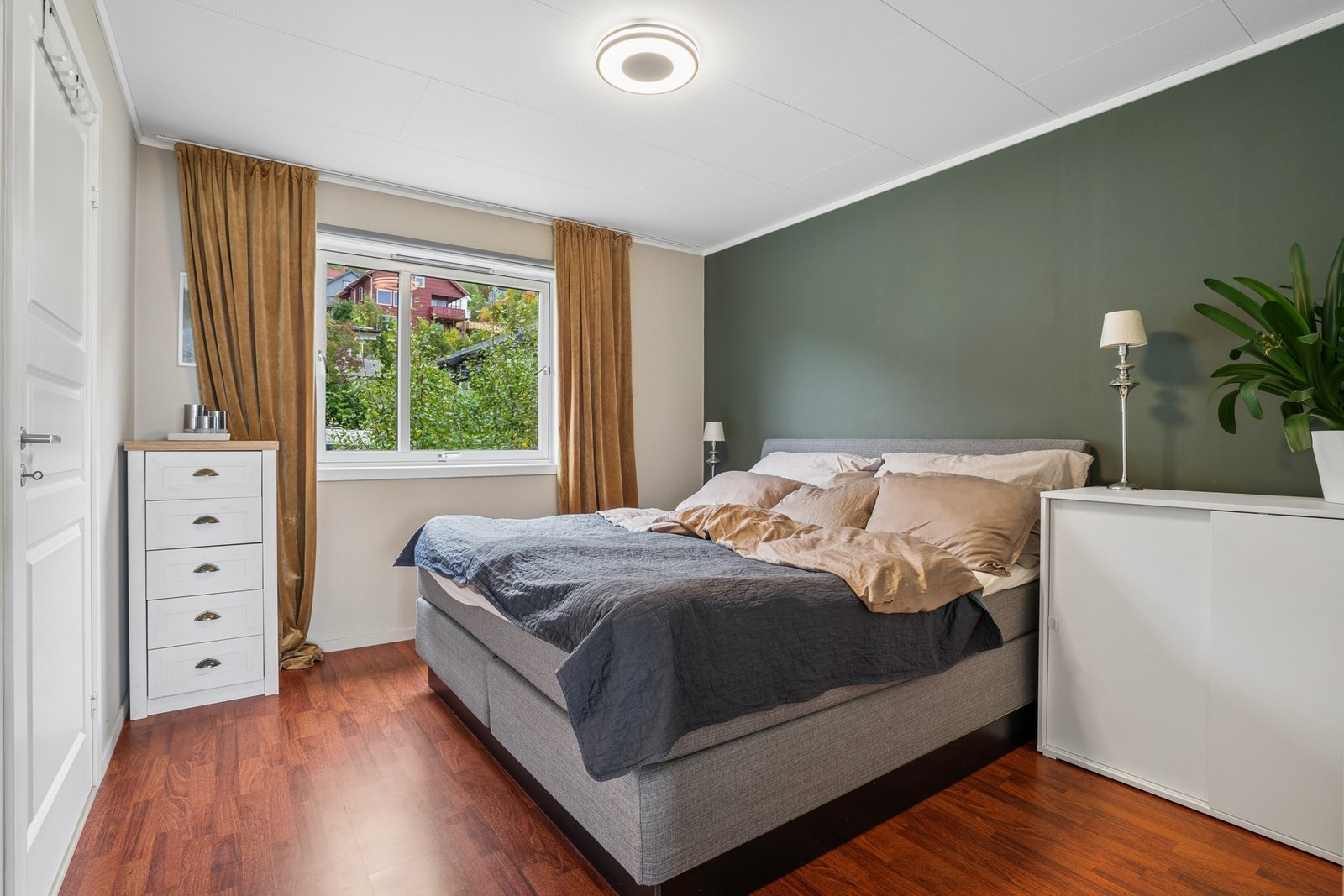 Romslig hovedsoverom med god plass til dobbeltseng og kommoder. Galleribilde
