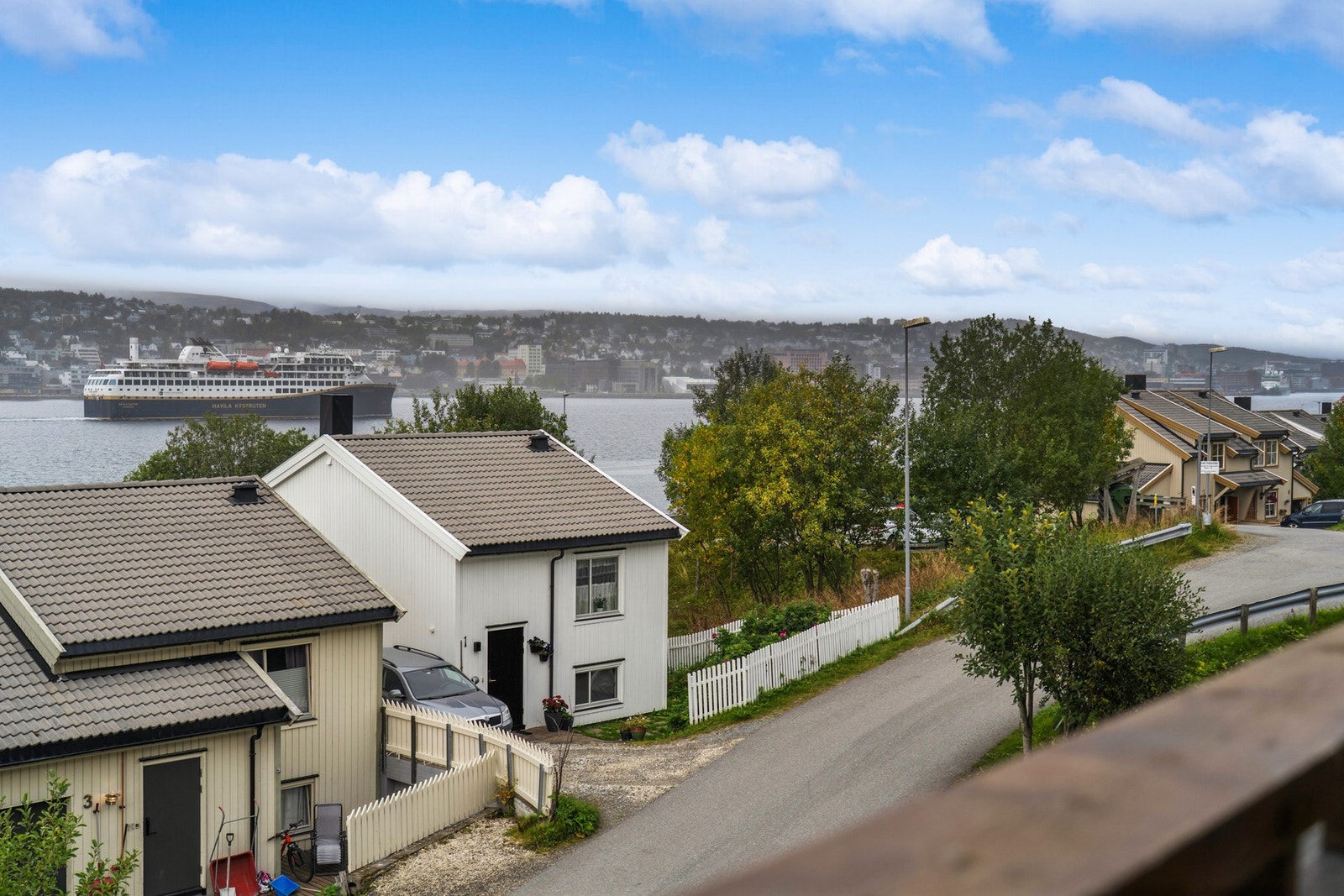 Kort vei til bussholdeplass på Reinen med hyppige avganger samt fine rekreasjonsområder i nærområdet. Galleribilde