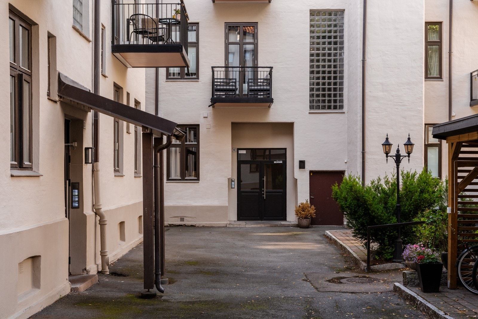 Skjermet og hyggelig bakgård som gir en rolig ramme rundt boligen, tilbaketrukket fra byens gater. Galleribilde