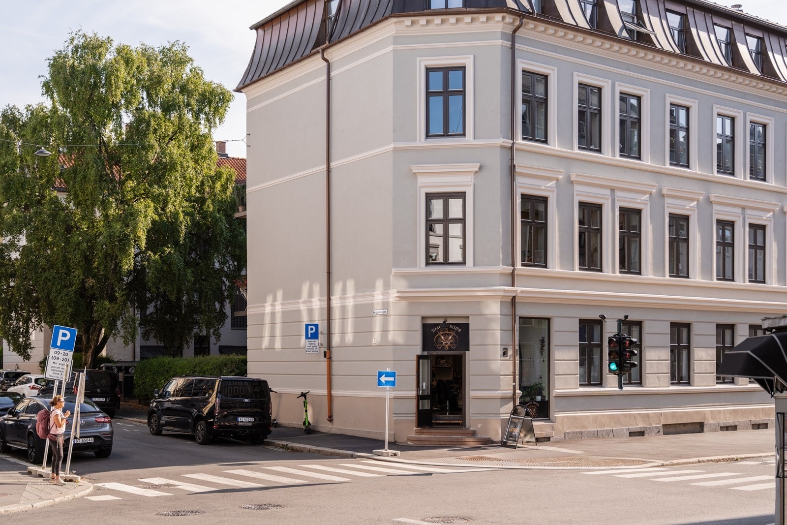 Bergsliens gate 1D har en attraktiv og sentral beliggenhet i et veletablert boligområde på Majorstuen, samtidig som eiendommen ligger tilbaketrukket fra de mest trafikkerte gatene. Galleribilde