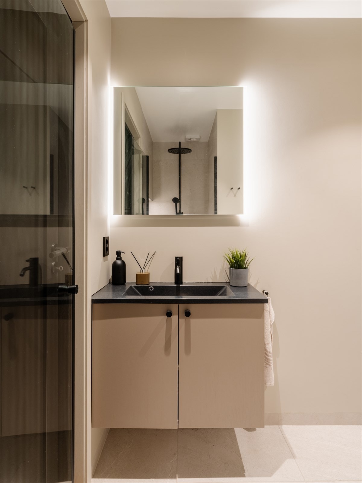 Badet er innredet med servantskap med nedfelt servant, speil med integrert belysning. Galleribilde
