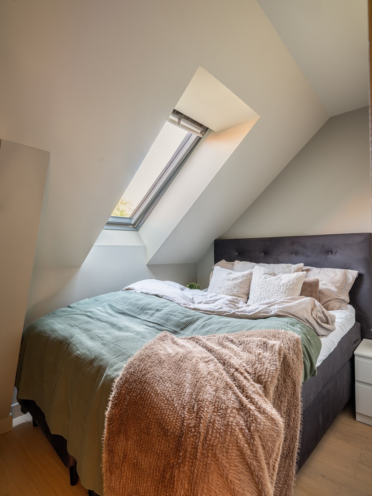 Skråtaket gir rommet særpreg, mens et stort Velux takvindu sørger for godt med naturlig lys og mulighet for lufting. Galleribilde