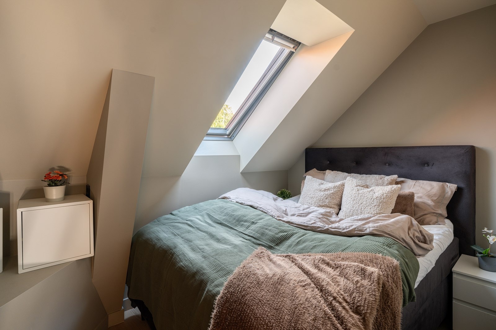 Soverommet har 1-stavs parkett og malte overflater på vegger og i himling. Galleribilde
