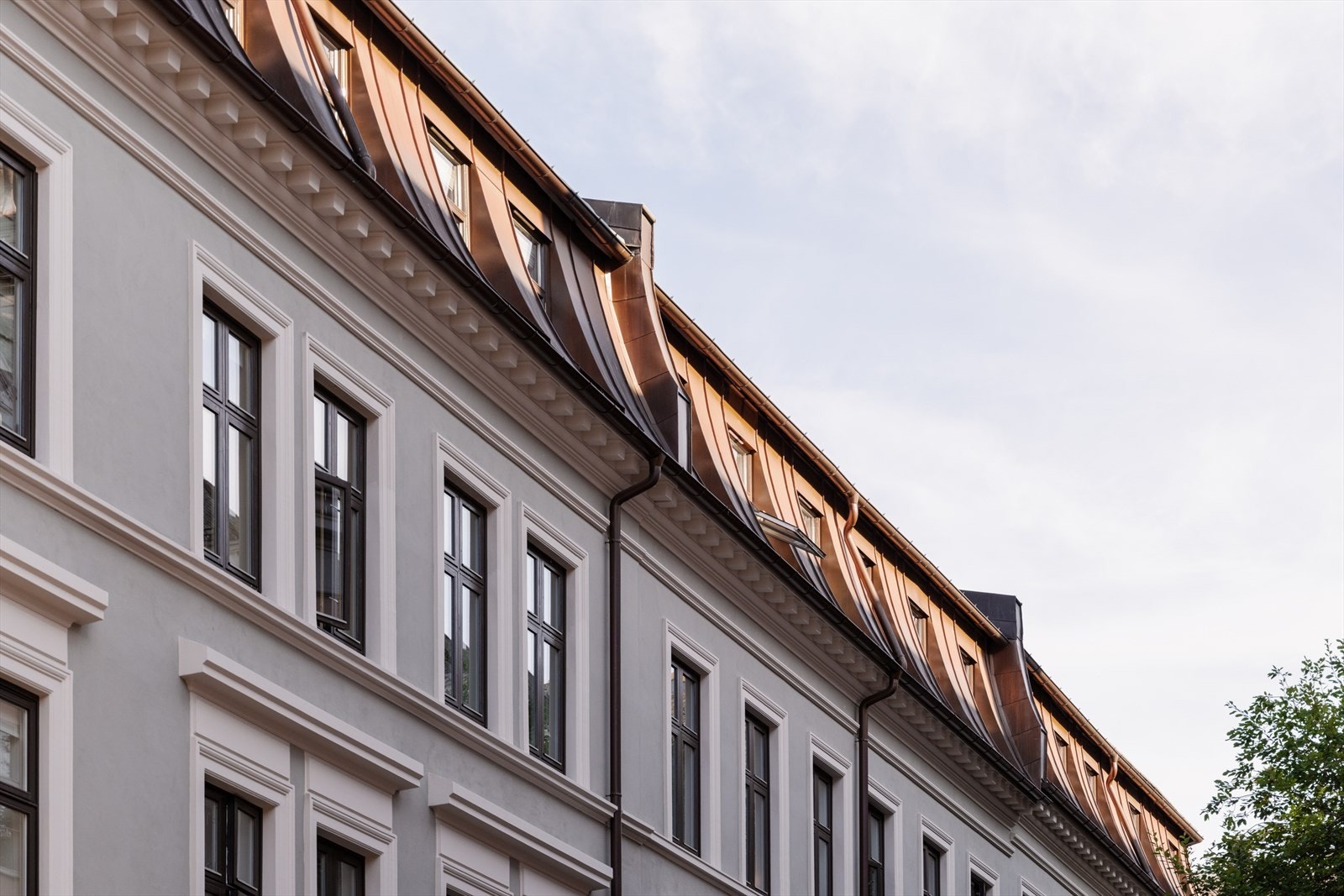 Klassisk bygård med særpreget arkitektur og flotte fasadedetaljer som understreker byggets historiske karakter. Galleribilde