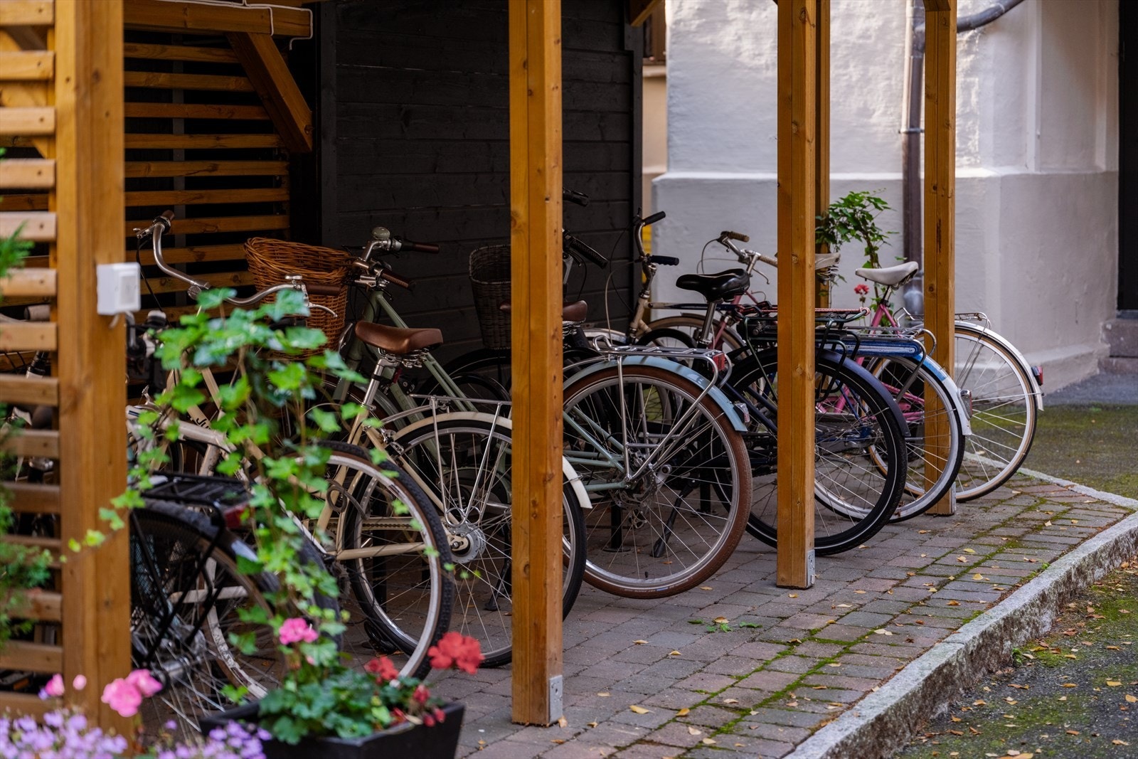 Det er sykkelparkering i stativ i bakgården. Galleribilde