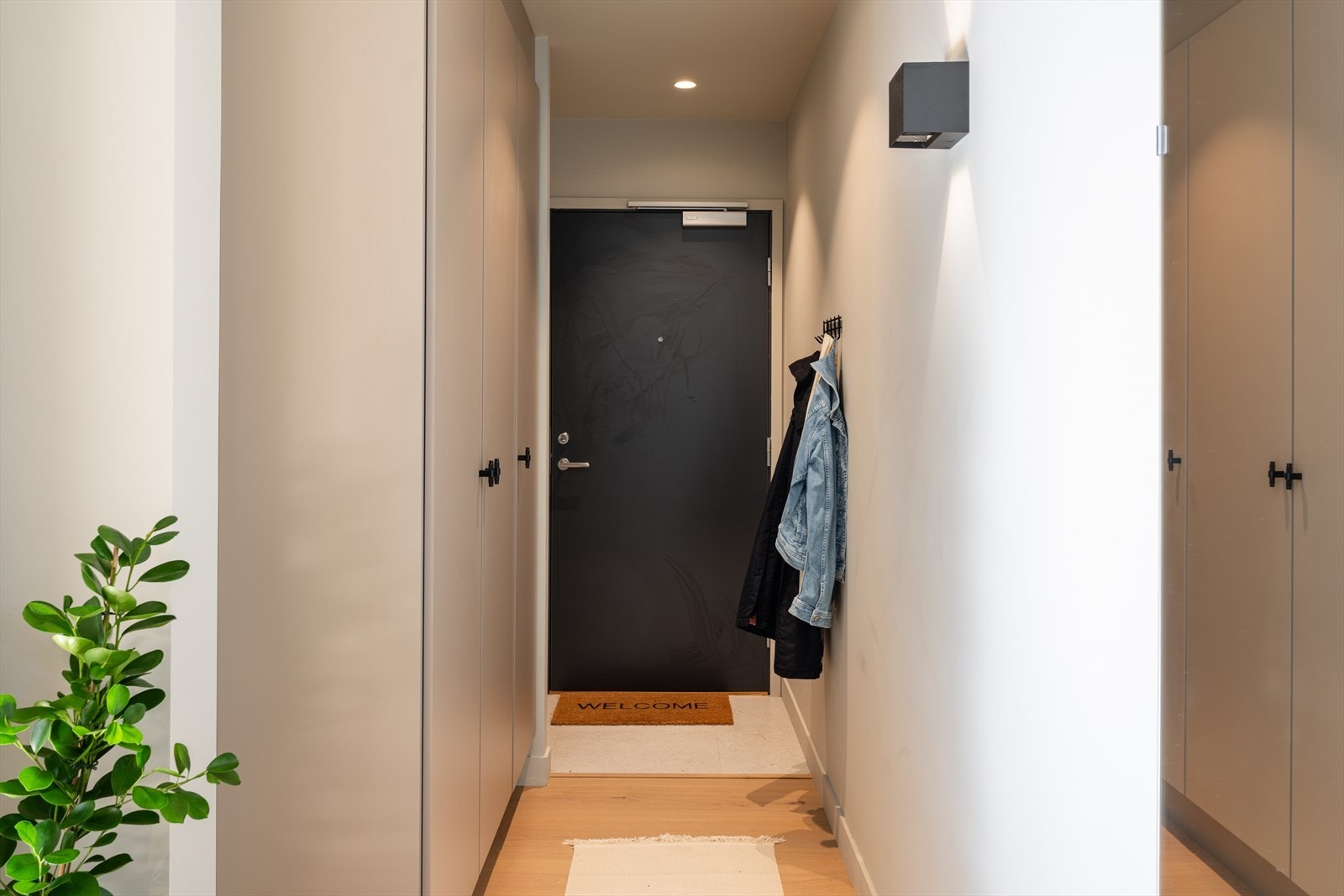 Entréen har 1-stavs parkett på gulv og malte overflater på vegger og i himling, med downlights som gir god belysning. Galleribilde