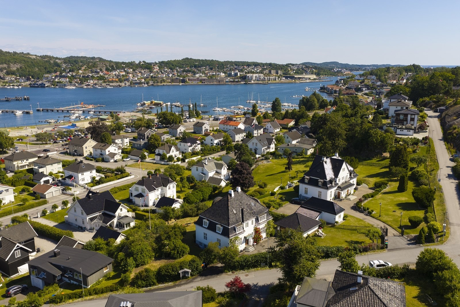 En sjelden kombinasjon av utsikt, solforhold, romslig tomt og sentrumsnær beliggenhet Galleribilde