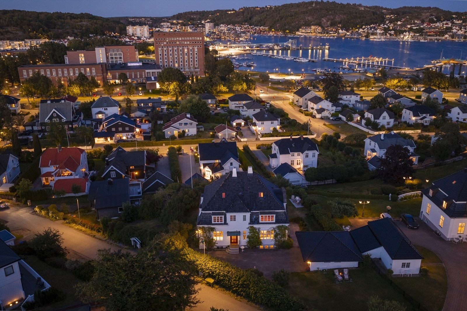 Fra eiendommen nytes en flott utsikt over Sandefjord sentrum, båthavnen, fjorden og det ikoniske Park Hotel, som understreker den attraktive og sentrale beliggenheten Galleribilde