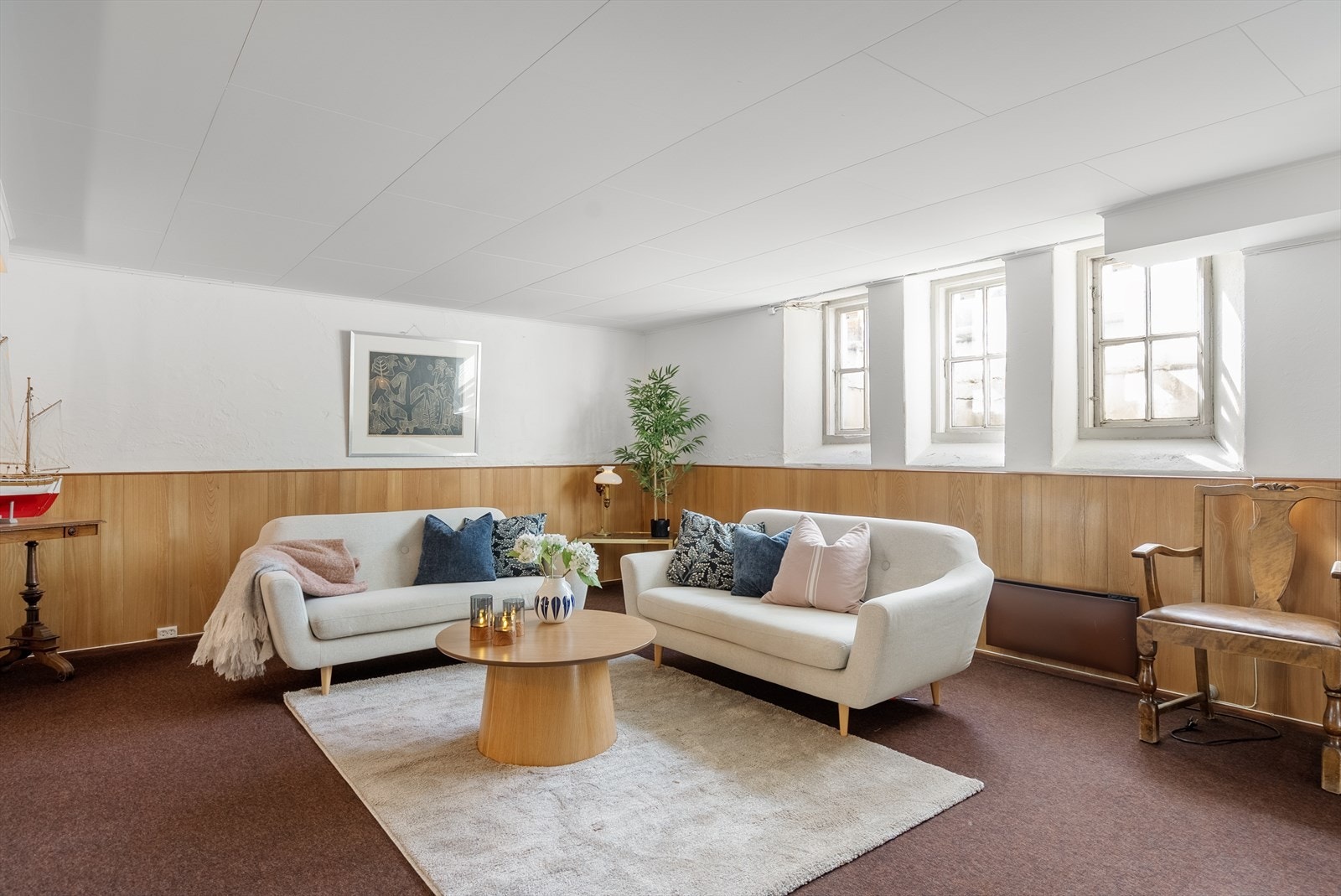 Stor og allsidig kjellerstue med karakterfull atmosfære og gode bruksmuligheter Galleribilde