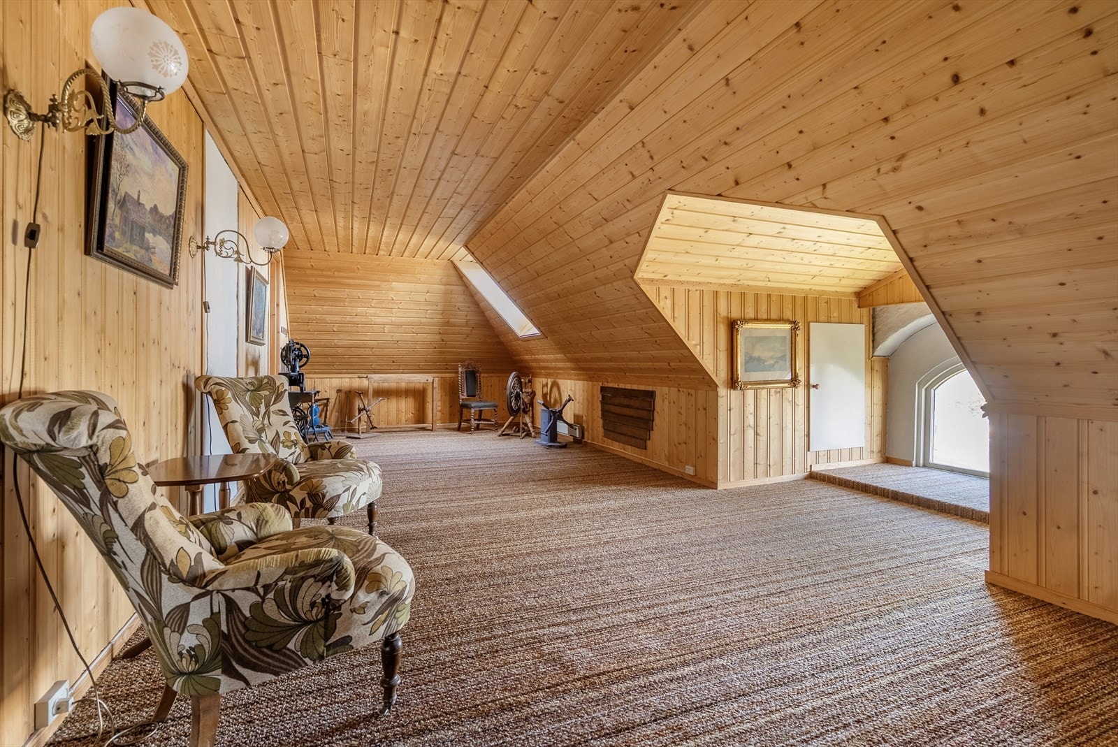 Romslig og stemningsfull loftsetasje med spennende vinkler, naturlig lysinnslipp og mange bruksmuligheter Galleribilde