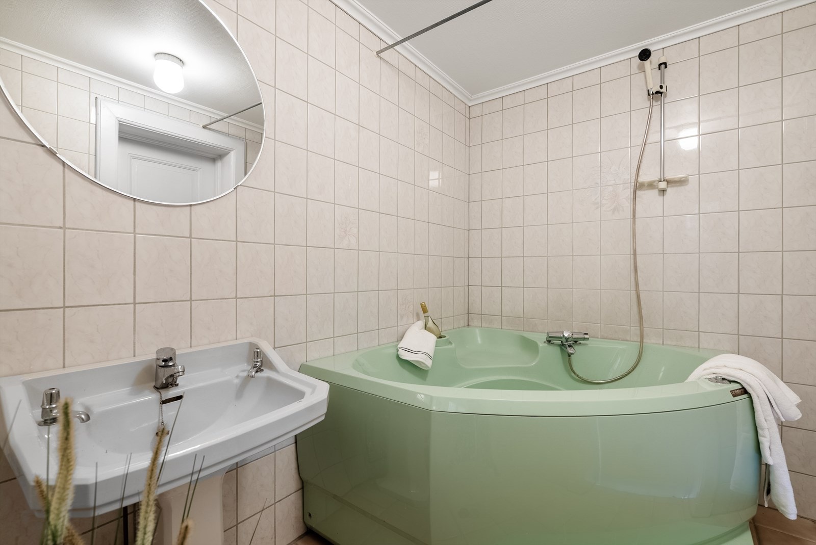 Privat bad en suite med hjørnebadekar Galleribilde