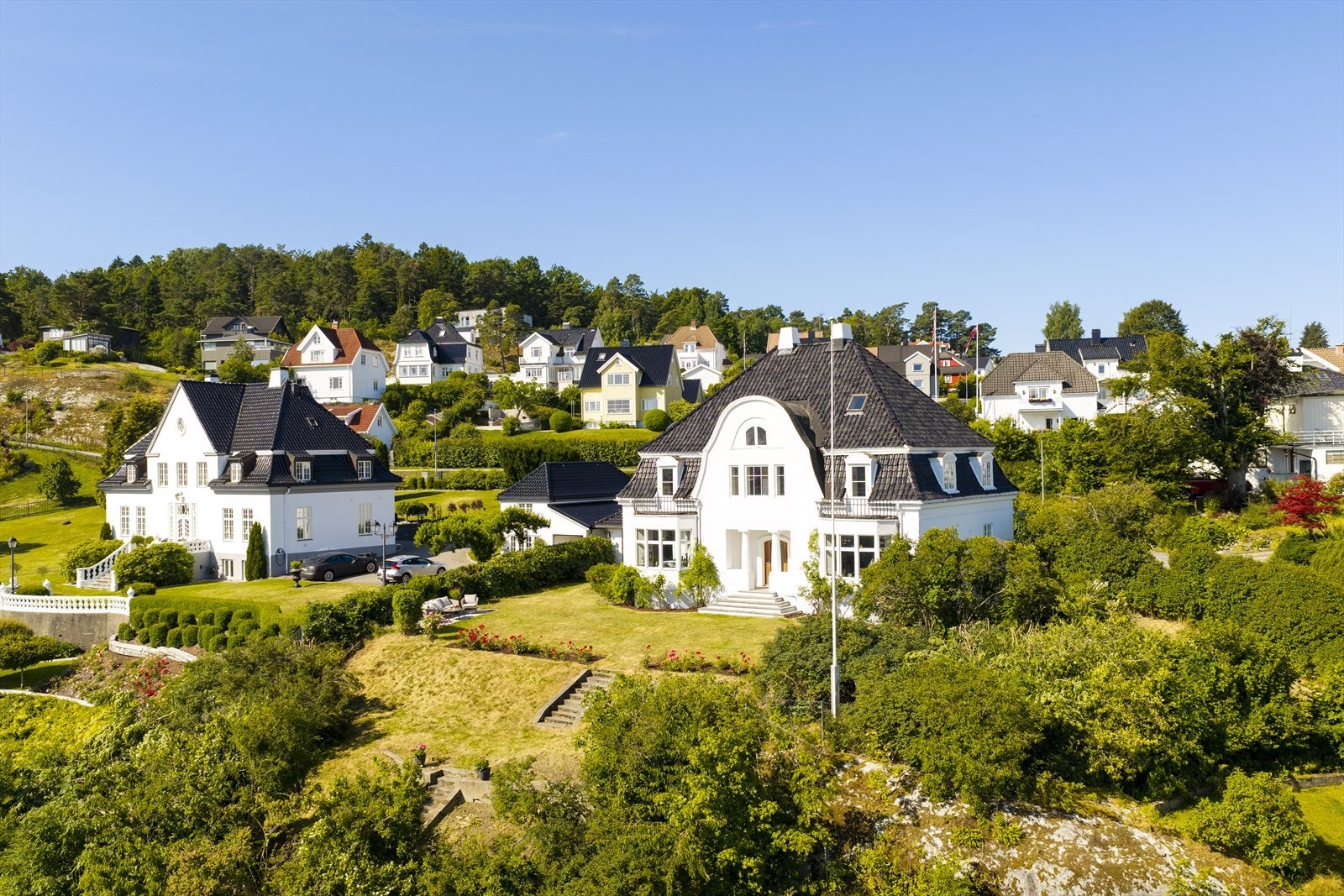 Tomtens utforming gir både privatliv og luft rundt bebyggelsen, samtidig som utsikten og de gode solforholdene kan nytes fra morgen til kveld Galleribilde