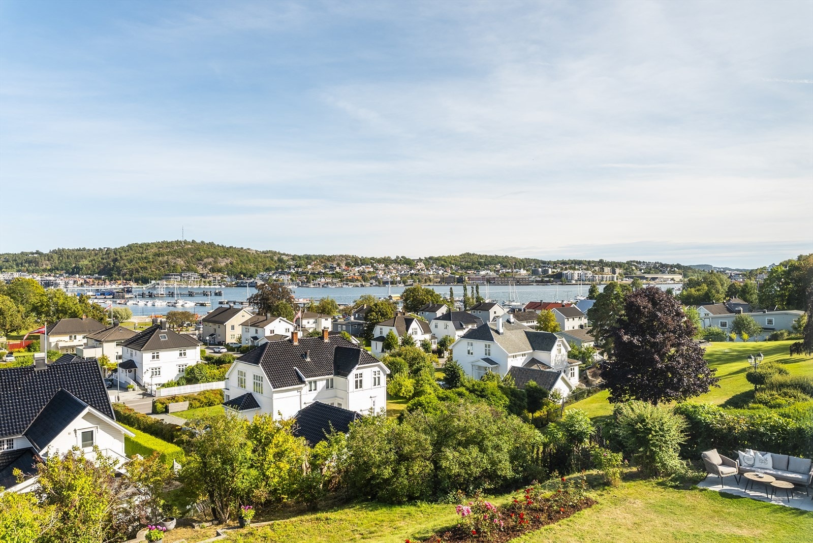 Storslått utsyn over Sandefjordsfjorden og indre havn fra eiendommens attraktive beliggenhet Galleribilde
