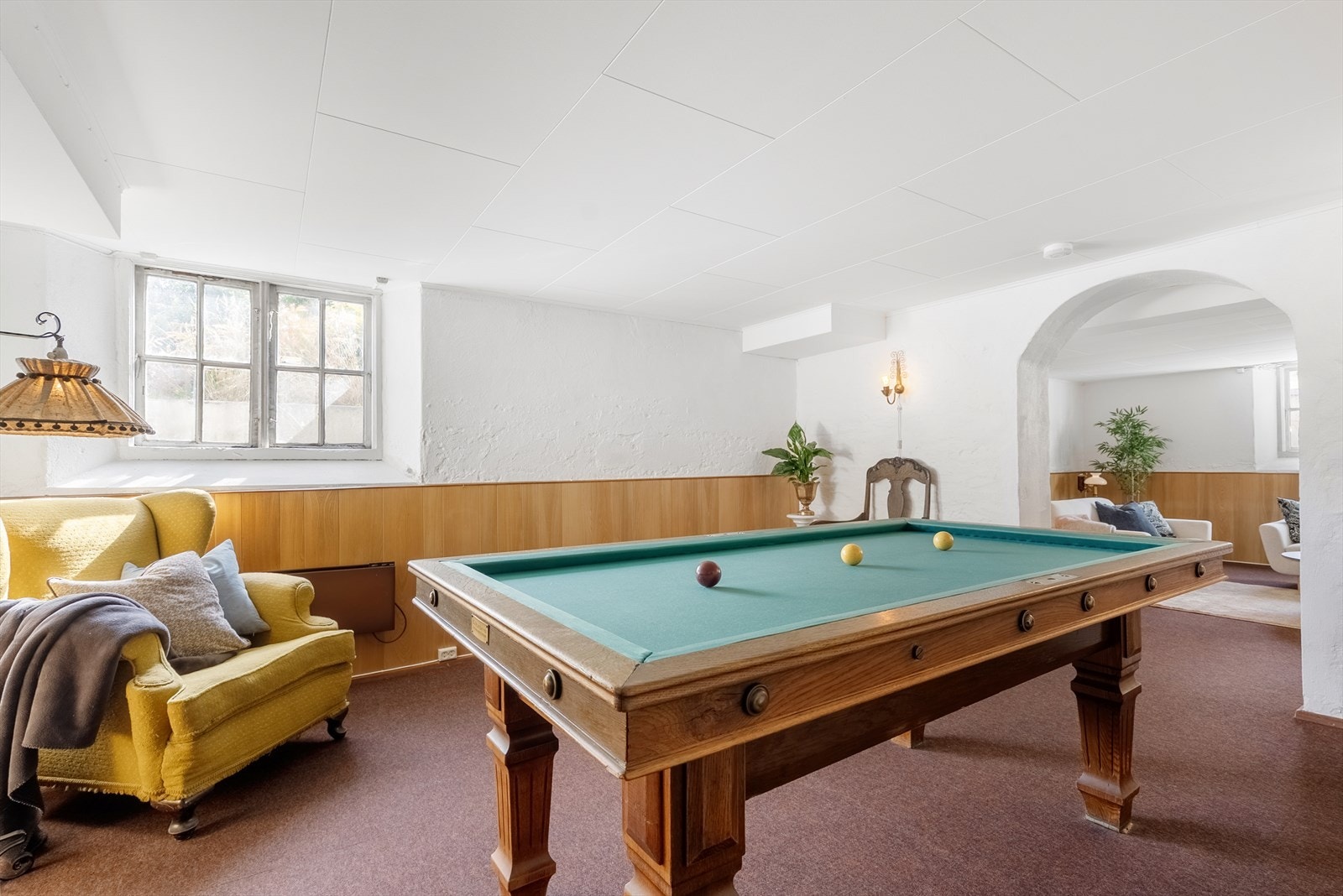 Stemningsfullt biljardrom med flott lysinnslipp fra de klassiske kjellervinduene Galleribilde