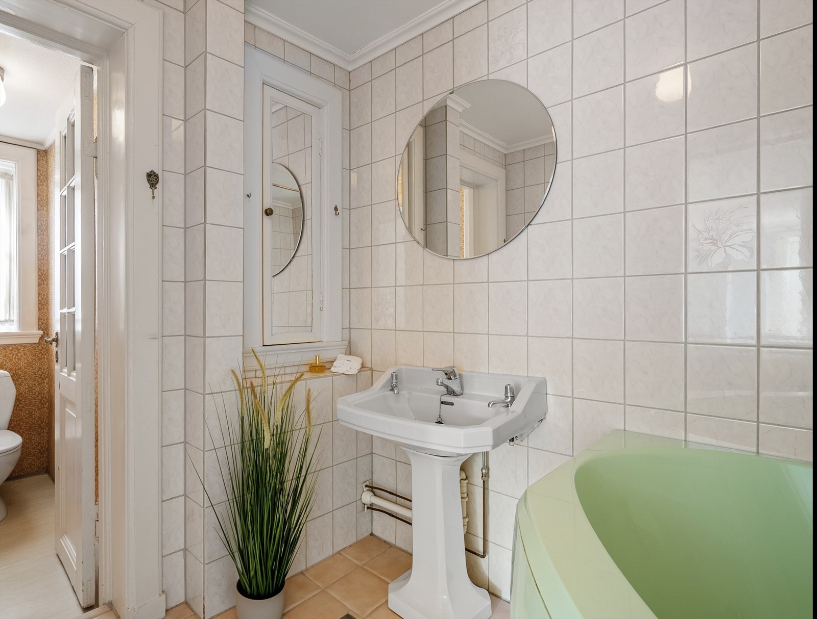 Bad en suite med separat toalettrom og vakre originaldetaljer Galleribilde
