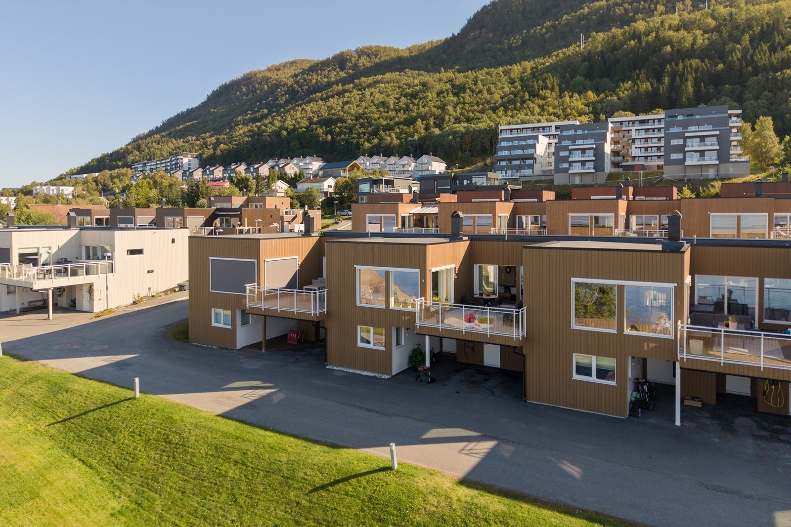 Moderne rekkehus fra 2017 fordelt over to plan, med hybel og parkering i carport. Galleribilde