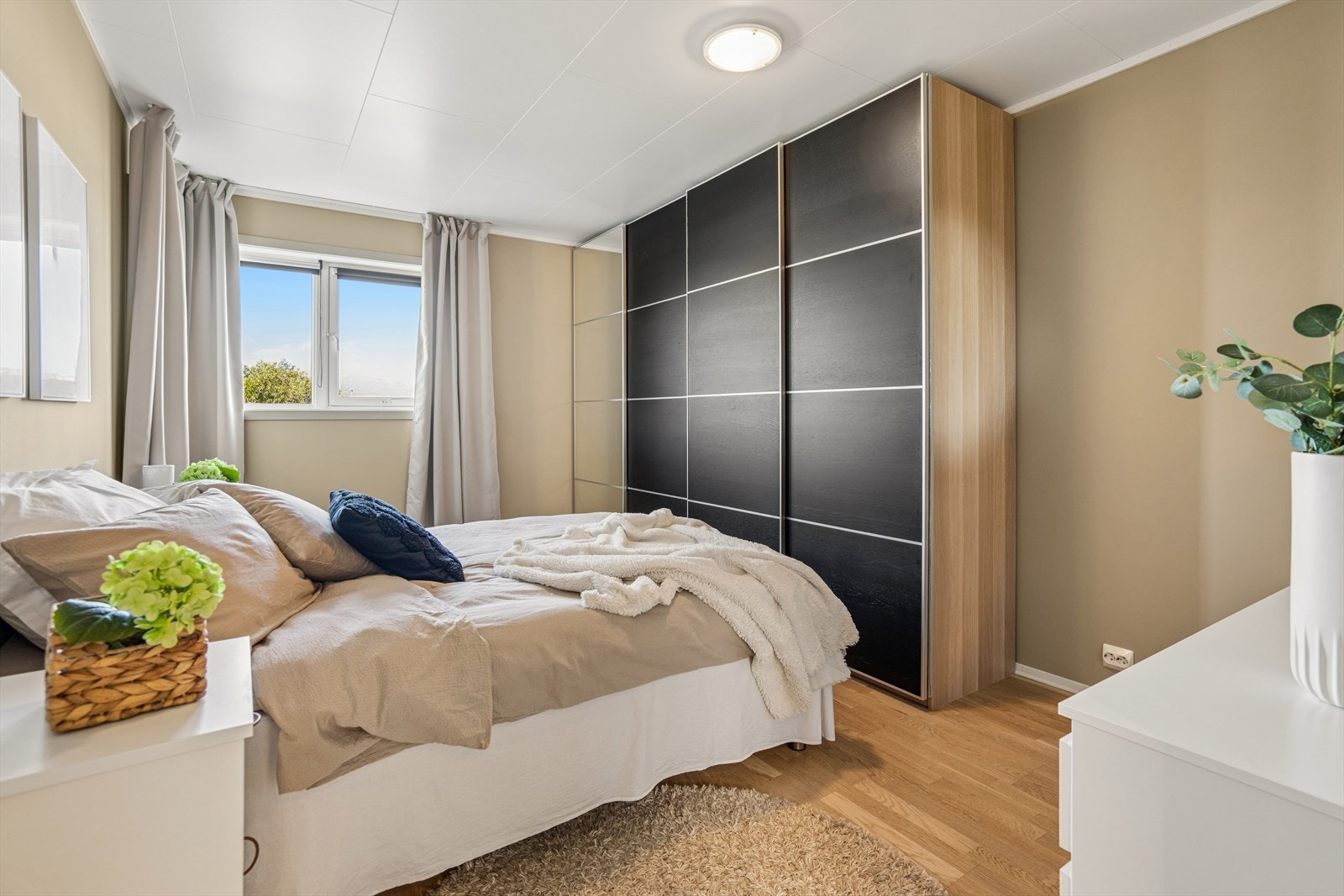Hovedsoverom med parkett på gulv og god plass til dobbeltseng og garderobeskap. Galleribilde