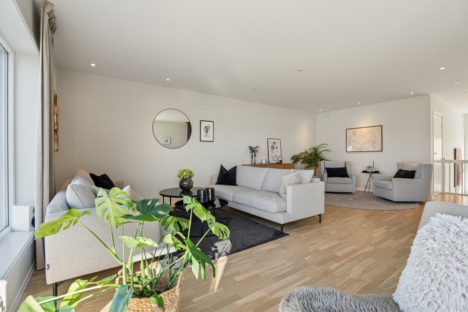 Oppholdsrommene har eikeparkett på gulv, slette malte vegger og downlightbelysning. Galleribilde
