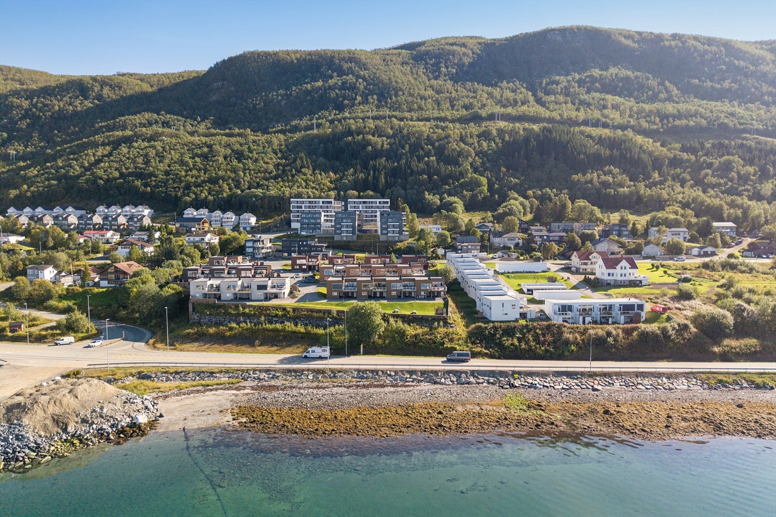 Eiendommen ligger flott til like ved sjøen og med kort vei til bussholdeplass ved Slipelva sør. Galleribilde