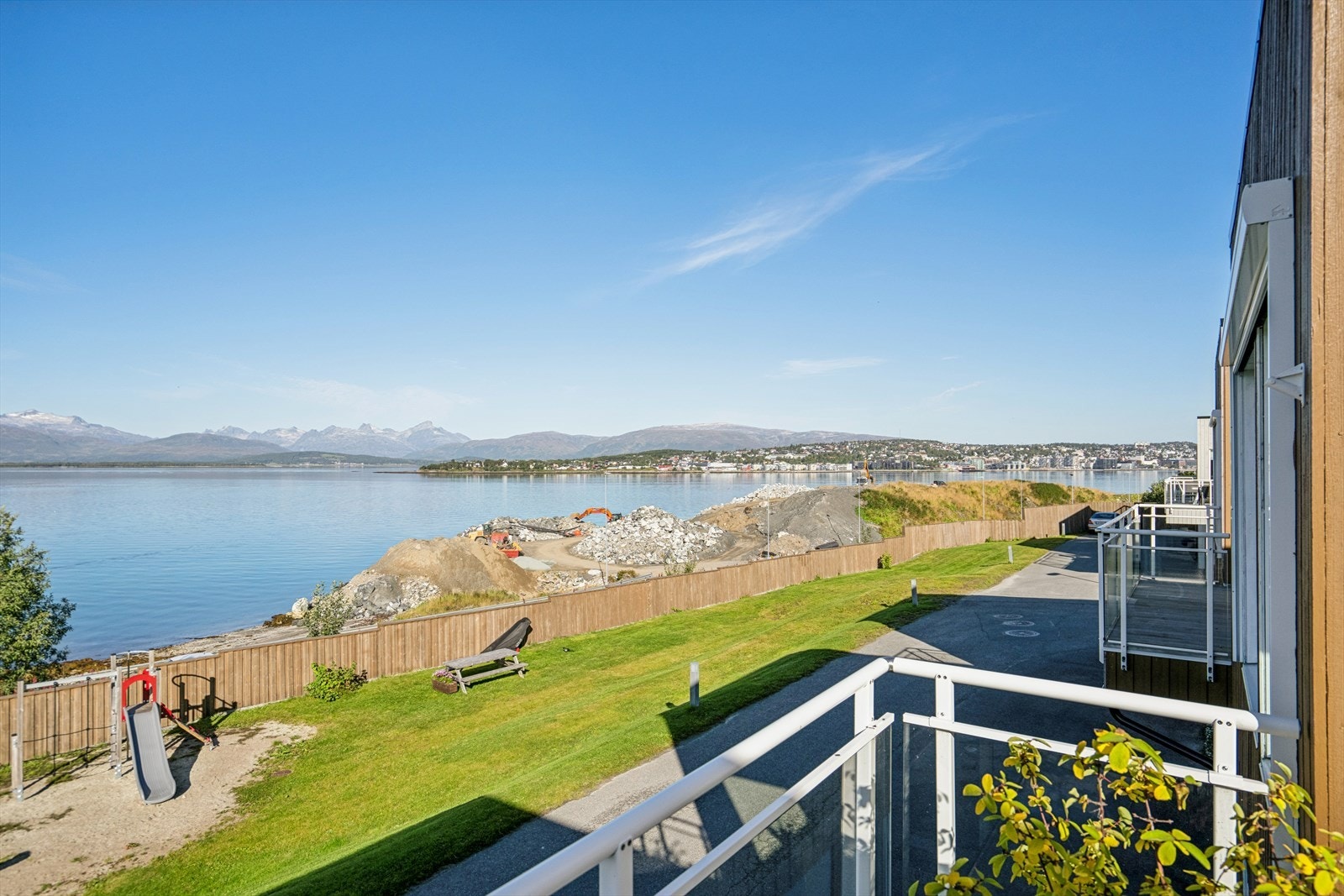 Fra altanen i andre etasje er det åpen utsikt mot fjorden og fjellene. Galleribilde