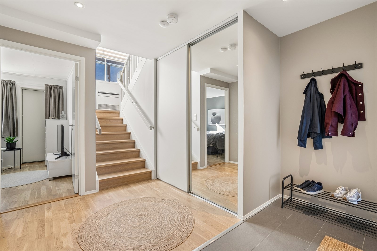 Entreen har skyvedørsgarderobe med speilfronter og tett tretrapp med eiketrinn opp til andre etasje. Galleribilde