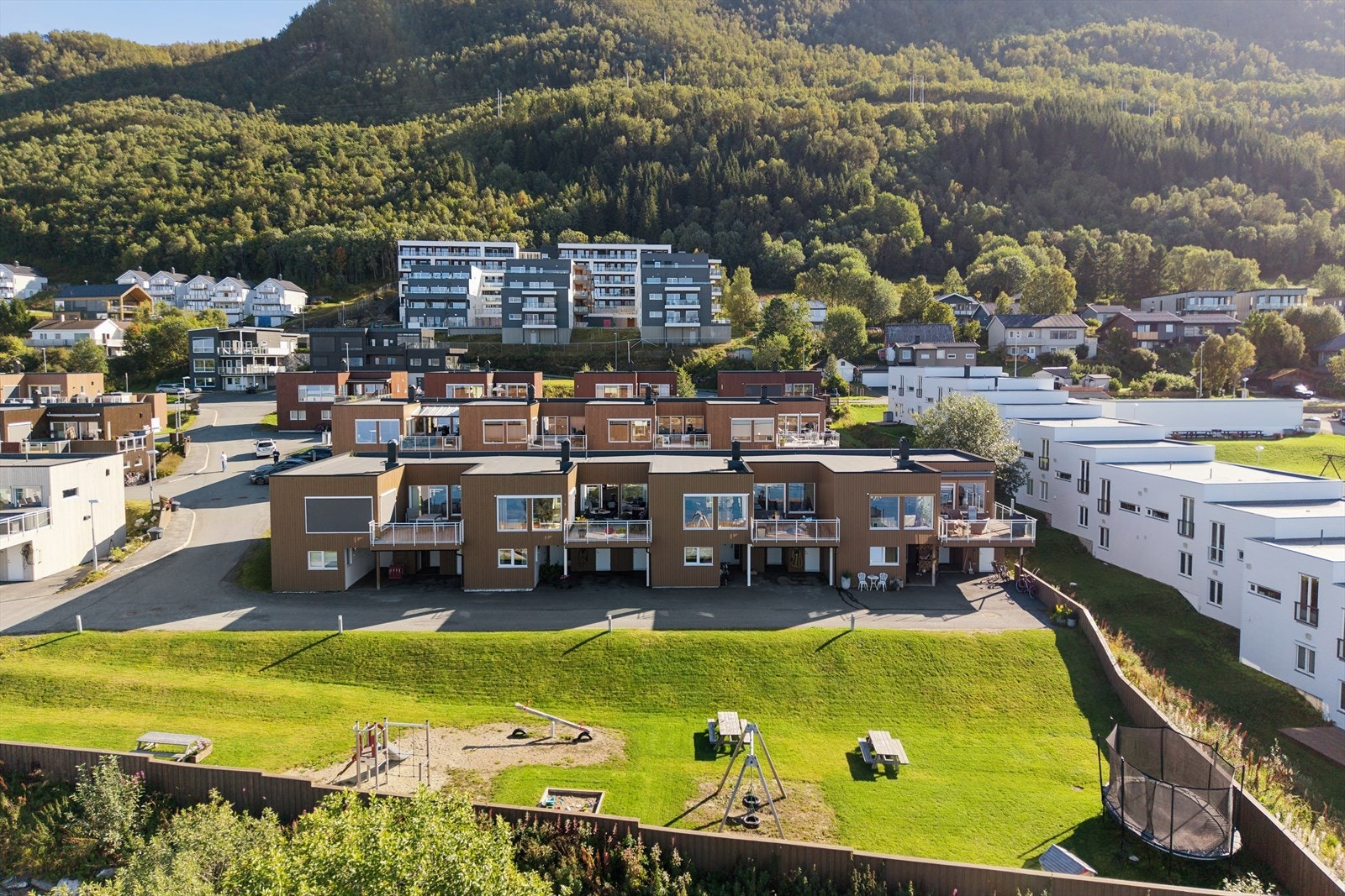 Fra boligen er det nærhet til butikker, AMFI Pyramiden og kjente utfartsmål som Sherpatrappa, Fjellheisen og Ishavskatedralen. Galleribilde