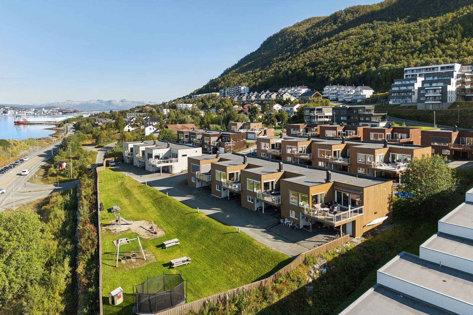 Eiendommen er tilknyttet en veletablert velforening med felles lekeplass og grøntarealer. Galleribilde