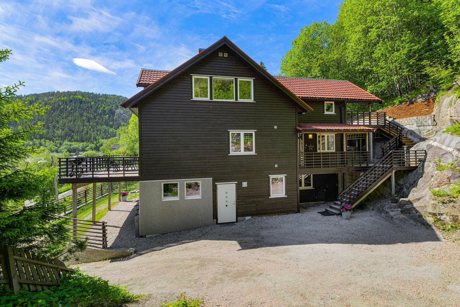 Sørvendt tomt med gode solforhold og parkering på egen eiendom. Galleribilde