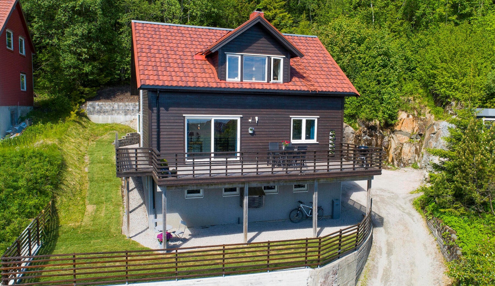Boligen ble tilbygd, ombygd og totalrenovert i 2006, og fremstår som et attraktivt hjem med fleksible bruksmuligheter. Galleribilde