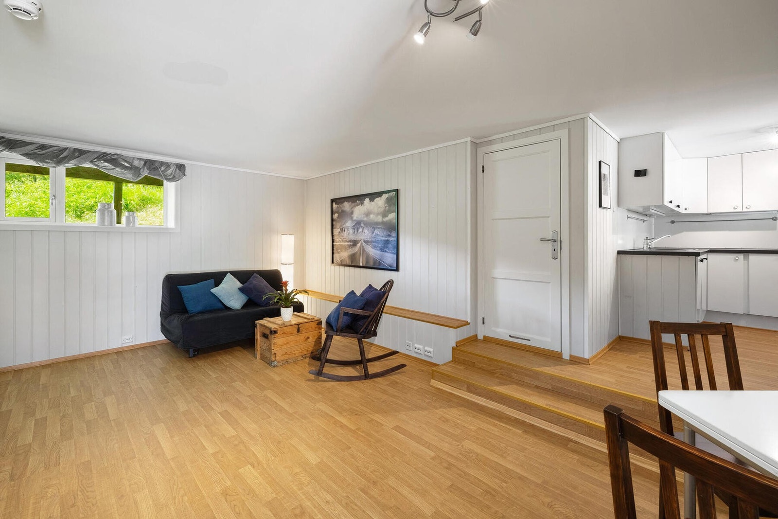 Underetasjen er i dag innredet med 4 hybler og disse er i dag utleid. (Bruksendringen er ikke omsøkt) Galleribilde