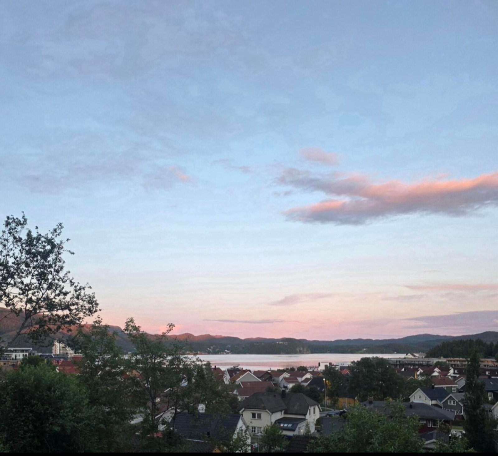 Særdeles flott utsikt fra eiendommens terrasse! Galleribilde
