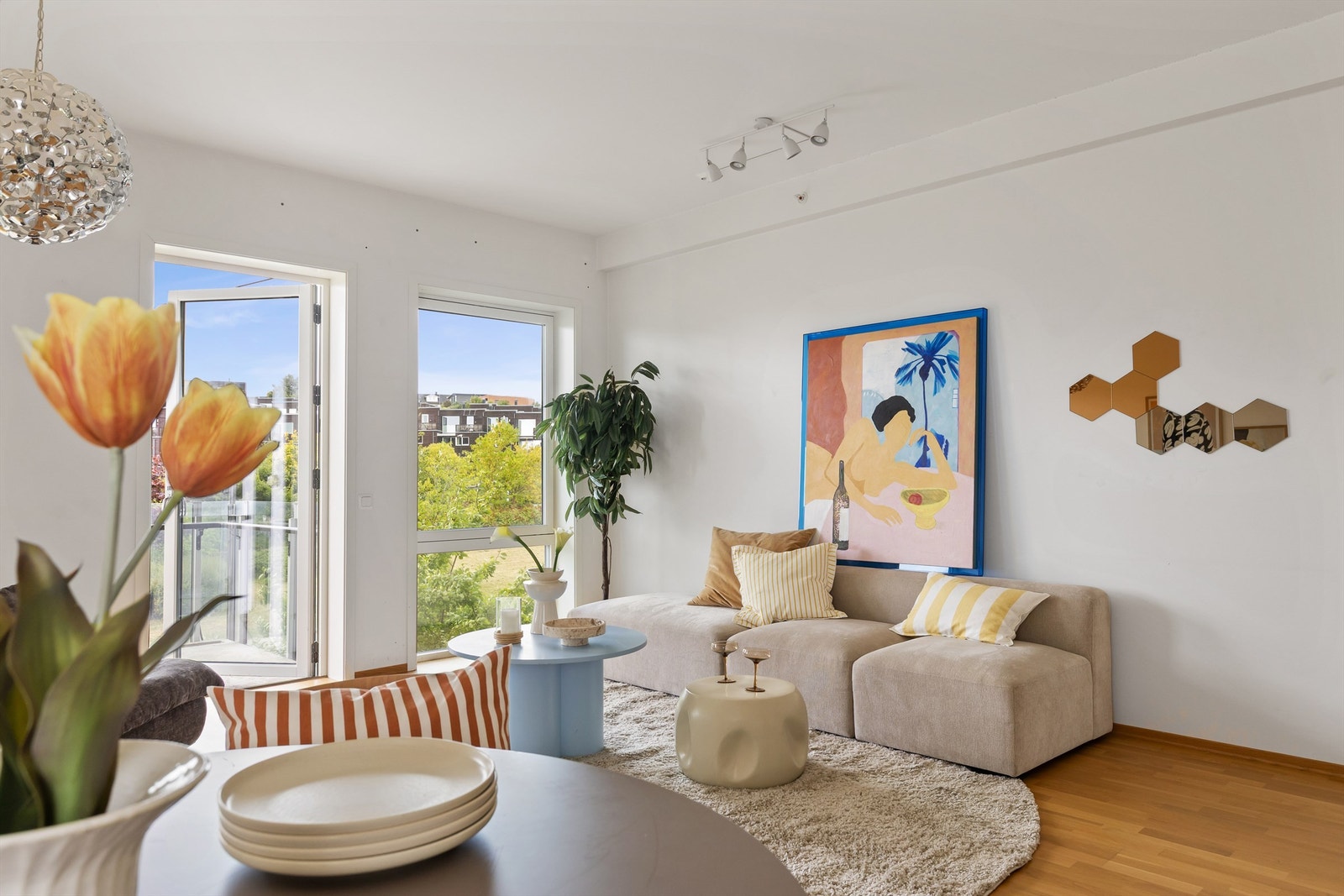 Fra stuen er det direkte adkomst ut til den overbygde balkongen. Galleribilde