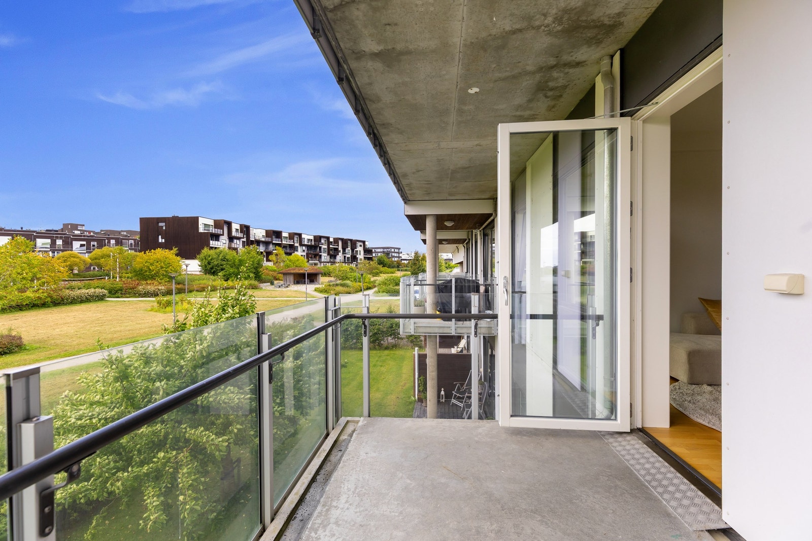 Nordvendt balkong med dekke i betong og rekkverk av metall og glass. Galleribilde