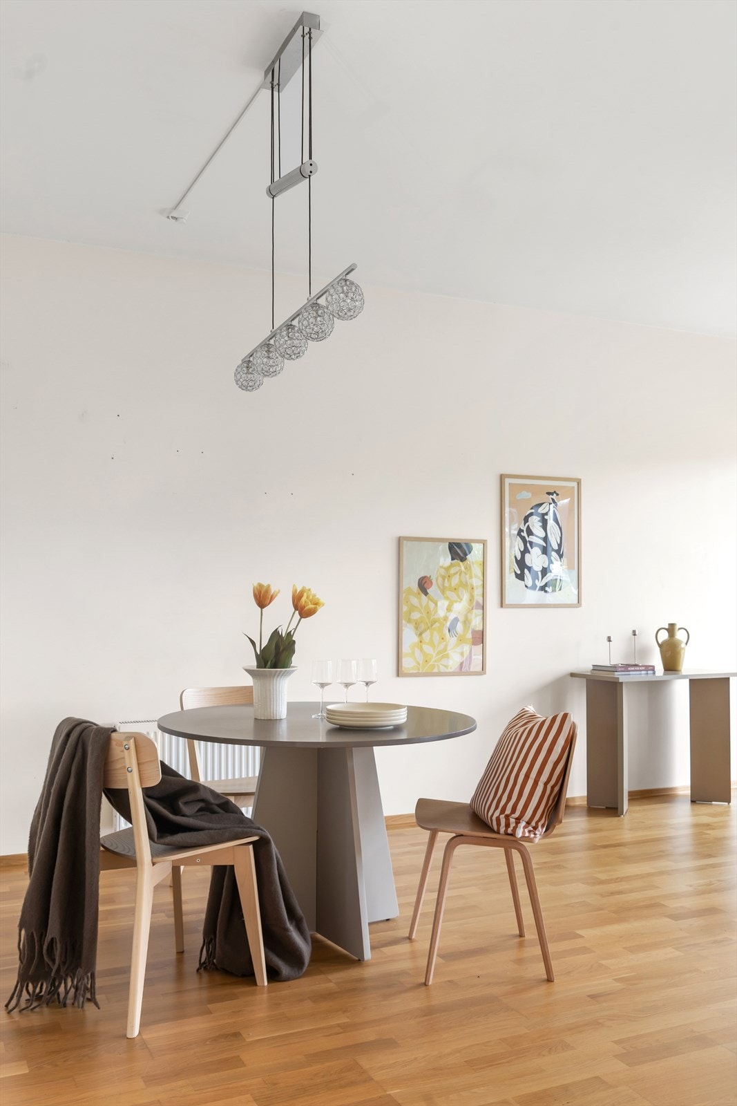 Spiseplassen i stuen har god plass til flere gjester rundt bordet. Galleribilde