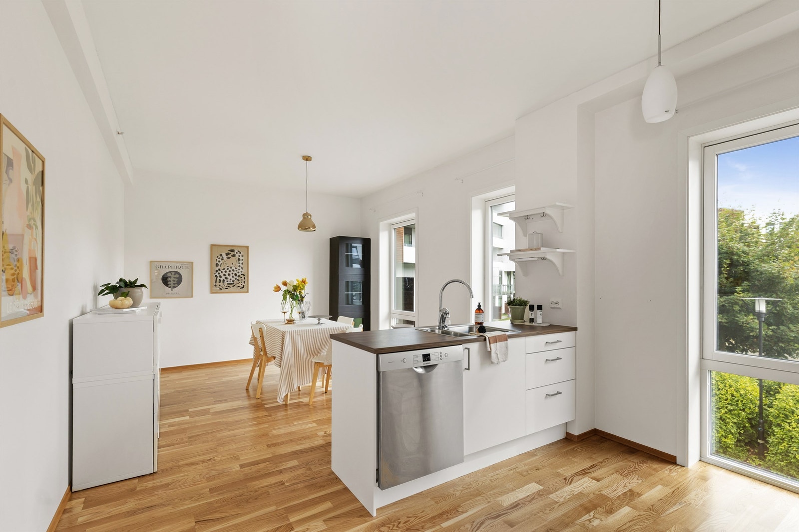 Kjøkkenøy med nedfelt oppvaskkum og gode arbeidsflater mot spiseplassen. Galleribilde