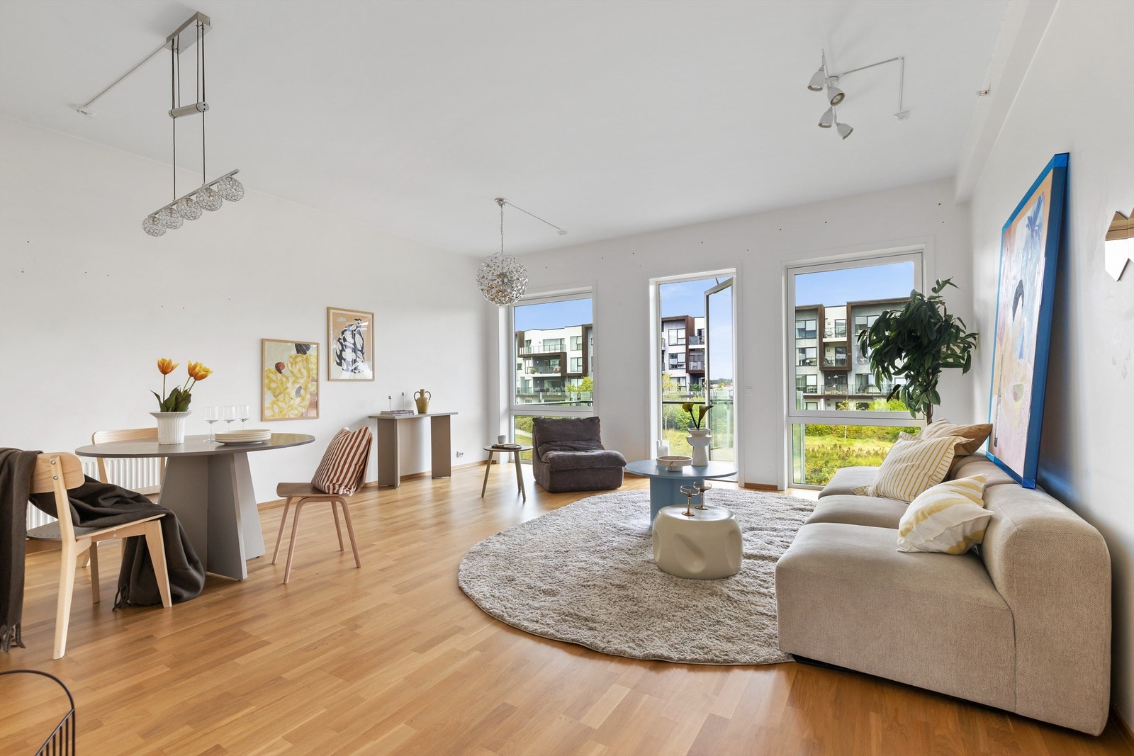 Stor og lys stue med utgang til balkong.
Foto: Marianne Lyse Galleribilde