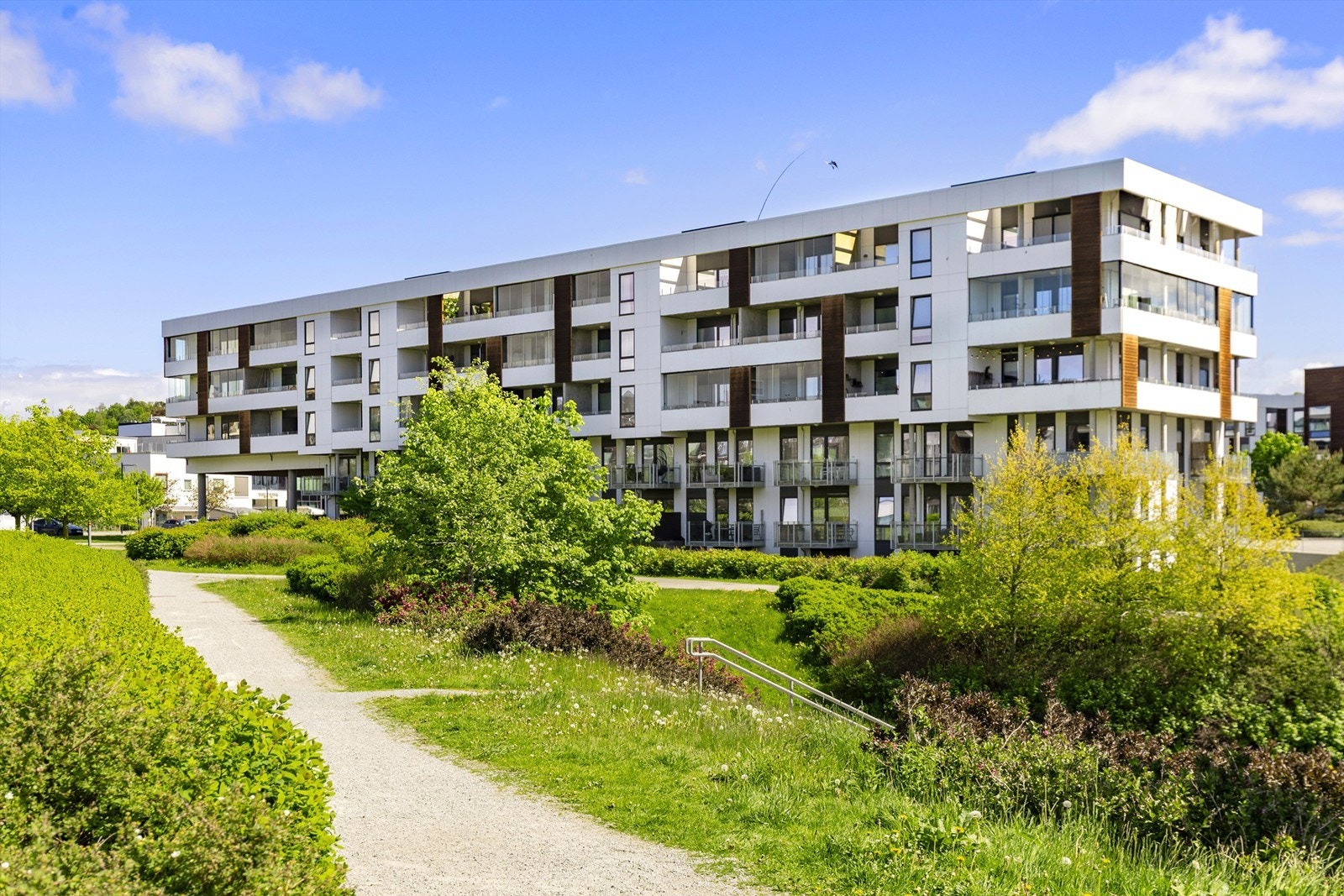 Leilighetsbygget fra 2014 ligger i et rolig og etablert nabolag. Galleribilde