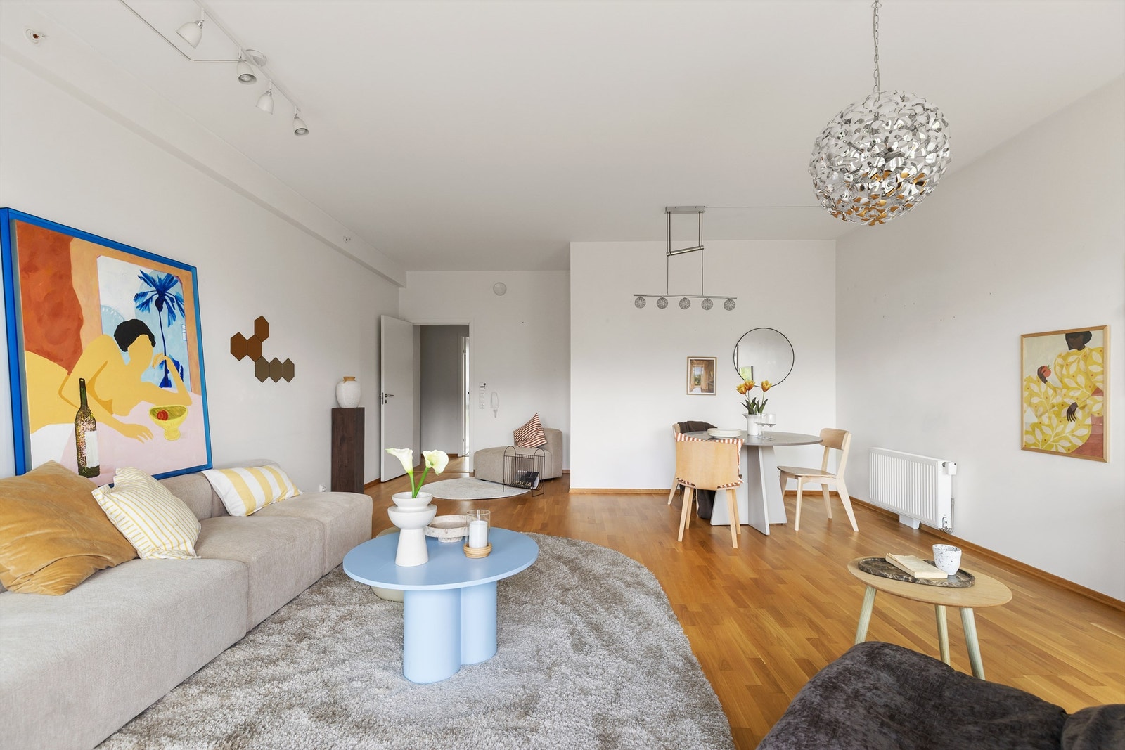 Den åpne romløsningen gir fin sammenheng mellom sittegruppen og spiseplassen. Galleribilde