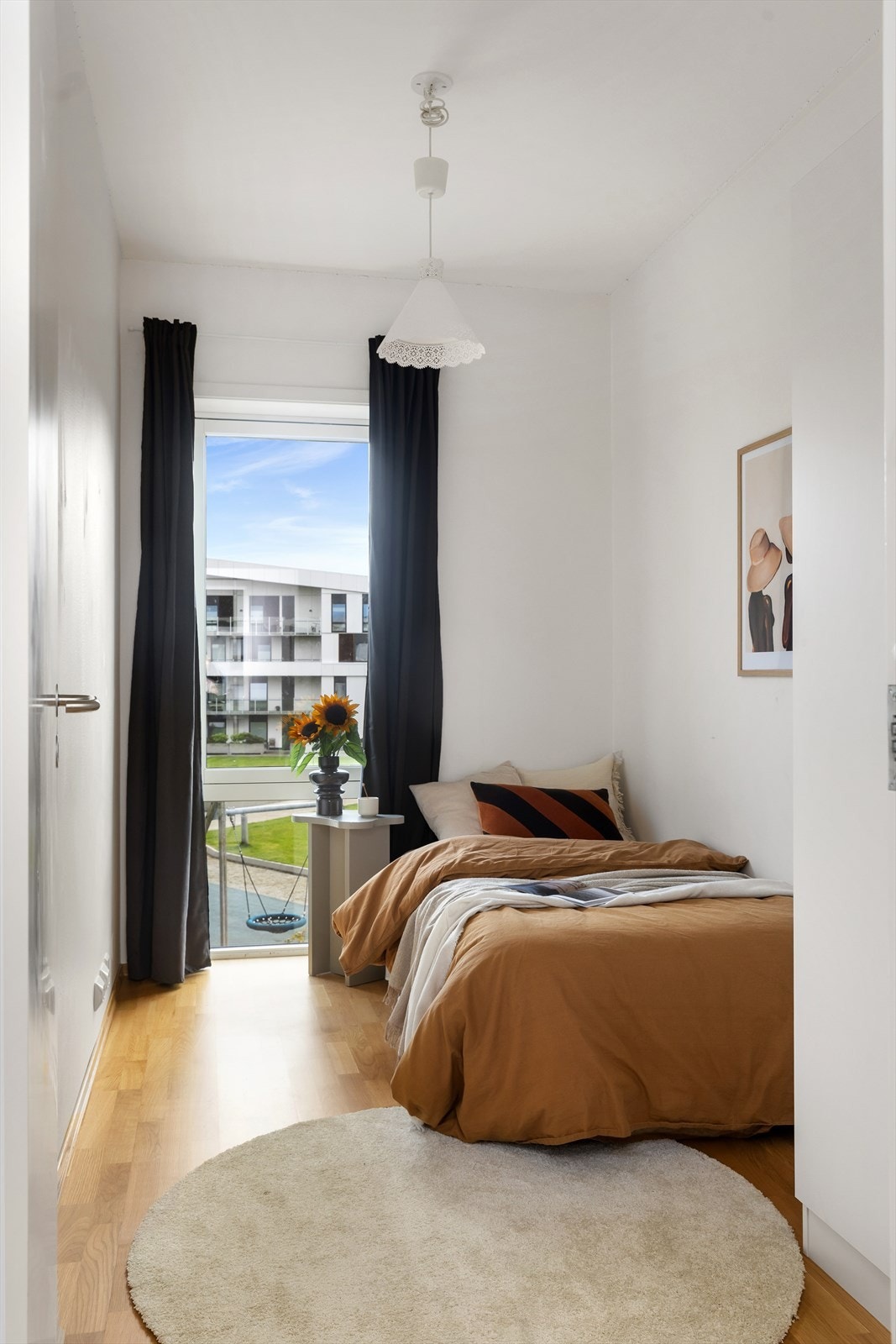 Stort vindu som gir gode lysforhold inn i rommet. Galleribilde