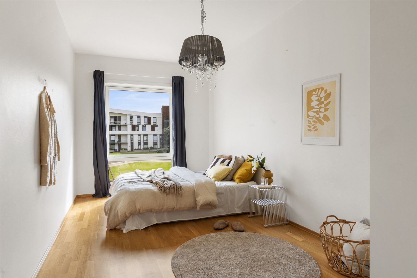 Hovedsoverommet har god plass til dobbeltseng og nattbord. Galleribilde