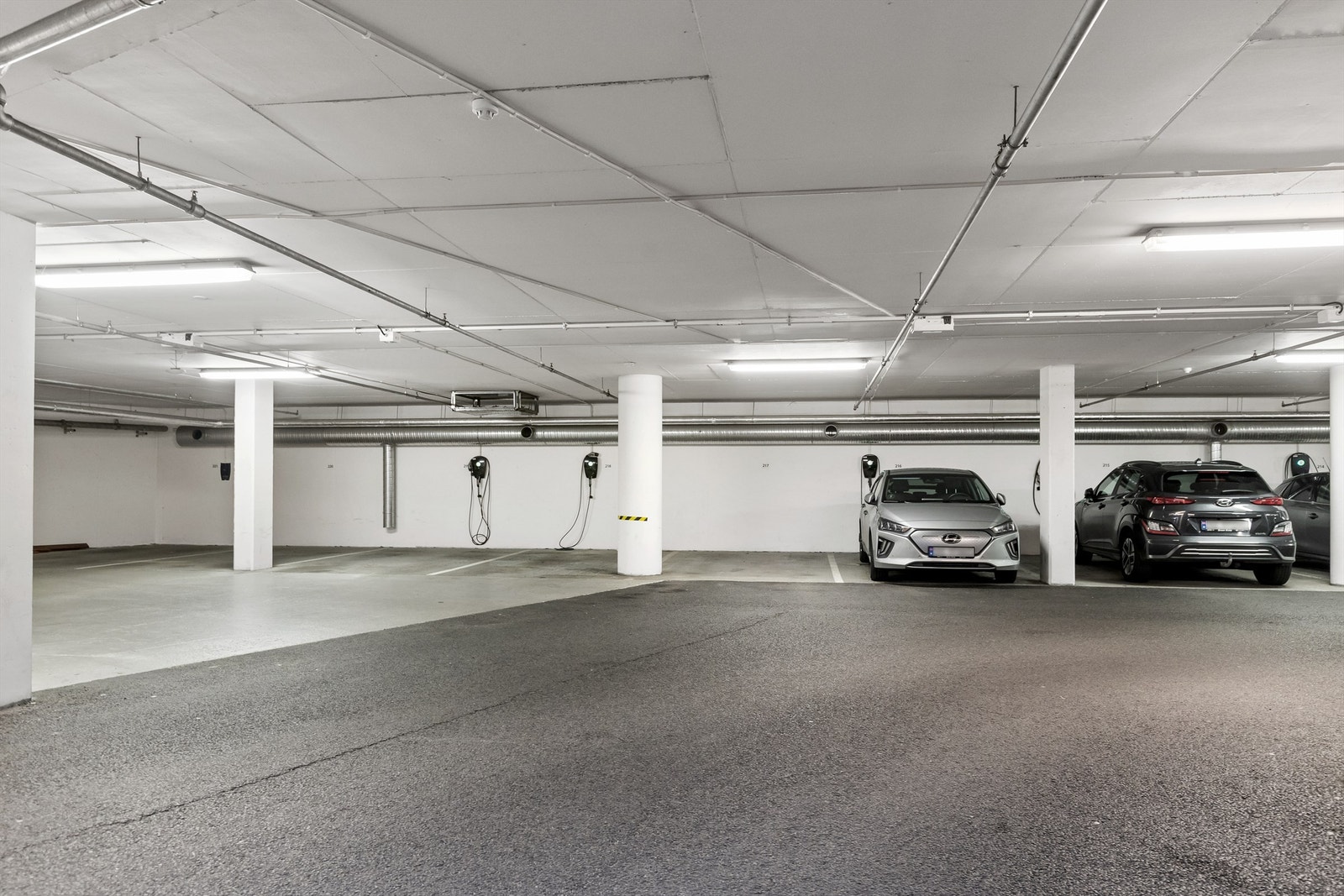 Fast parkeringsplass i lukket garasjeanlegg med mulighet for elbillader. Galleribilde