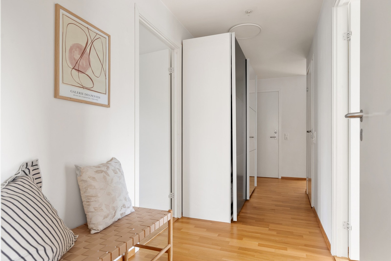 Entré og gang med god plass til yttertøy og heisadkomst rett utenfor døren. Galleribilde