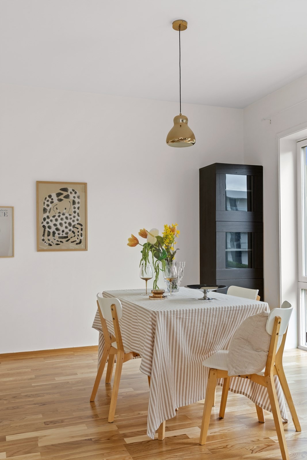 Her er det rikelig med plass til en stor spisegruppe for hyggelige sammenkomster. Galleribilde