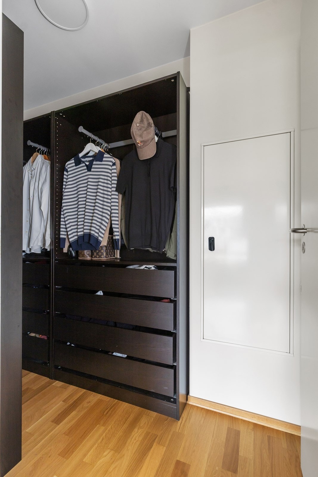 Walk-in closet med god plass til oppbevaring av klær og sko. Galleribilde