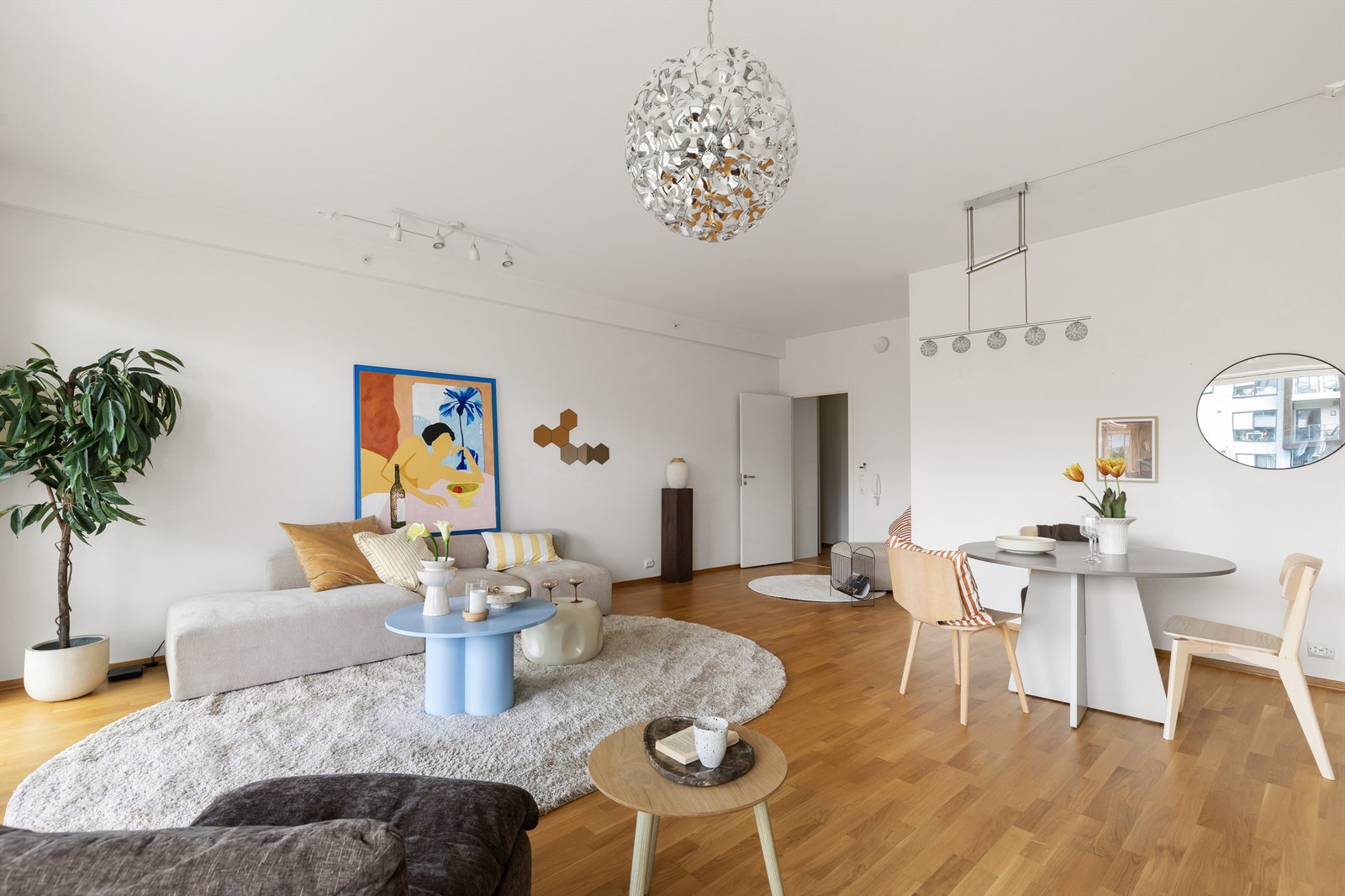 Stuen har en fleksibel planløsning med god plass til både sofagruppe og spisebord. Galleribilde