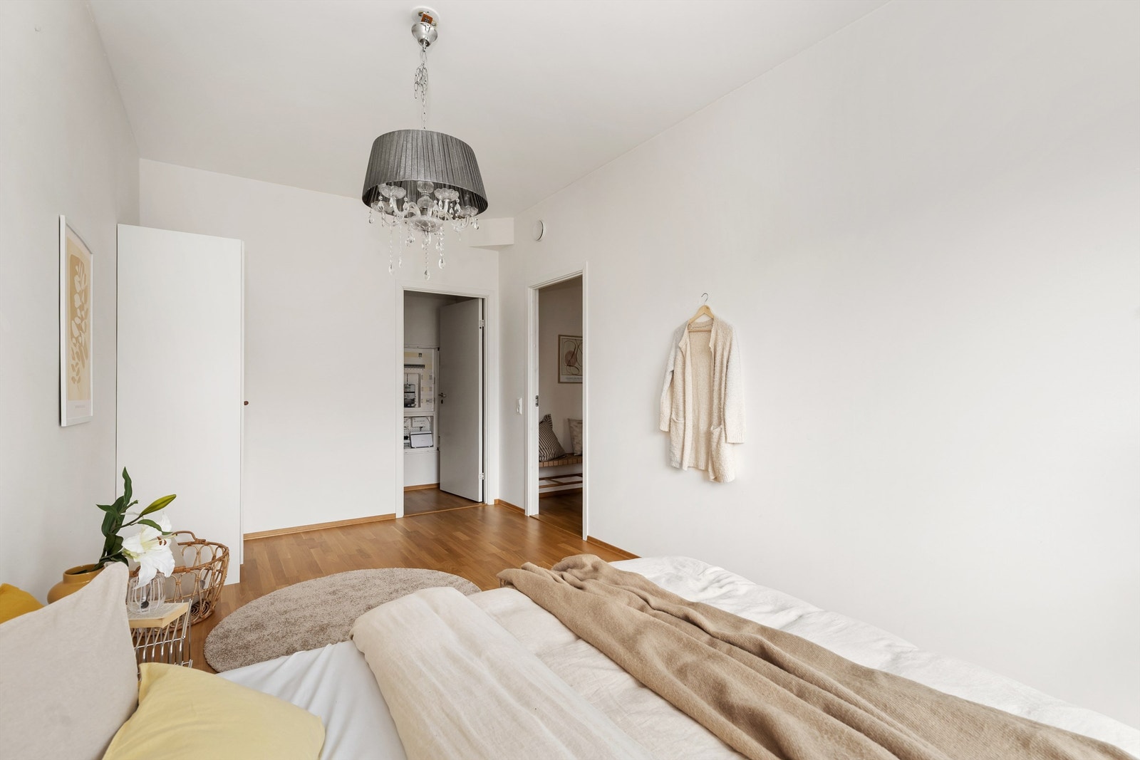Fra soverommet er det enkel adkomst til leilighetens walk-in closet og badet. Galleribilde