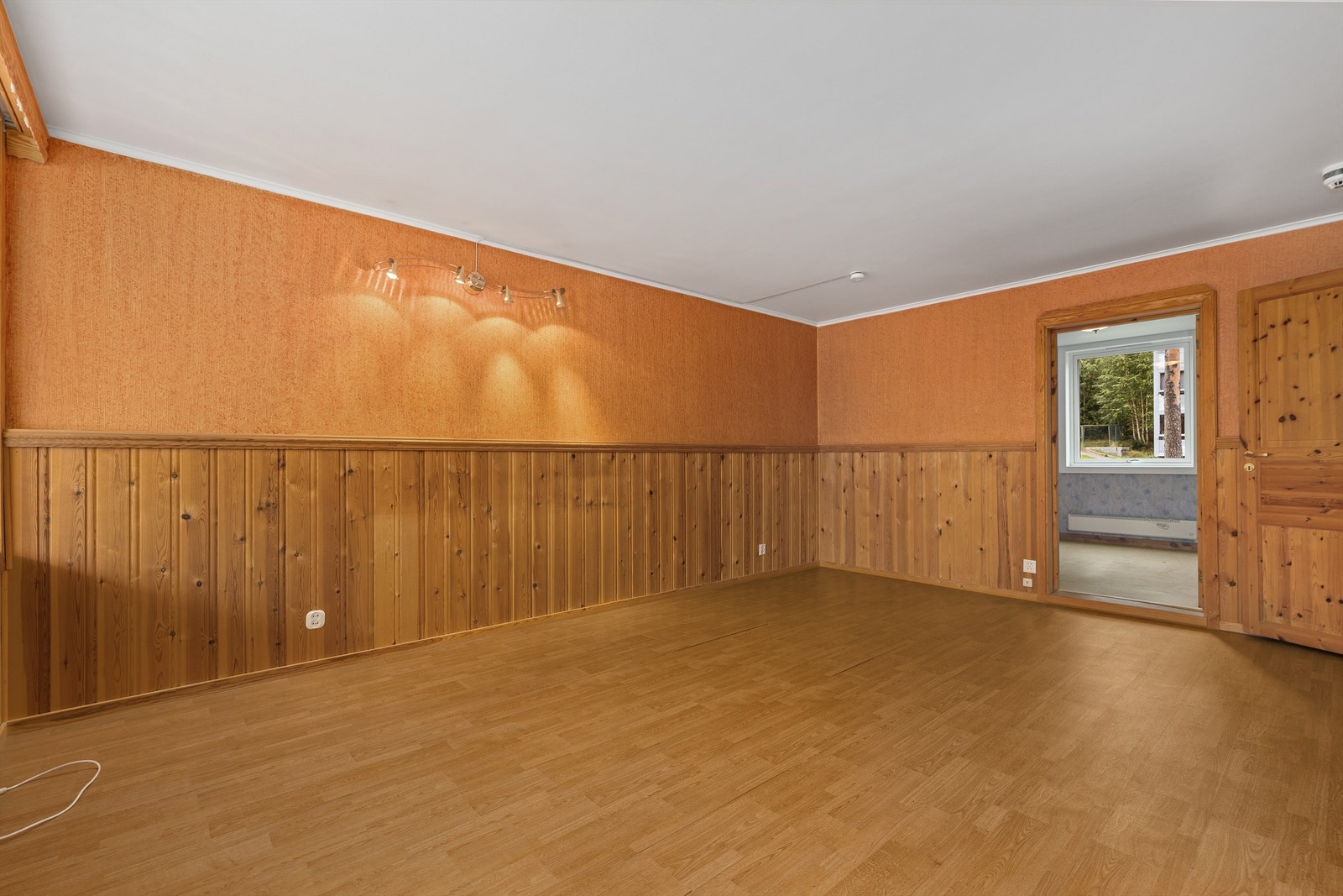 Her er det god plass til både sofagruppe og spisebord. Galleribilde