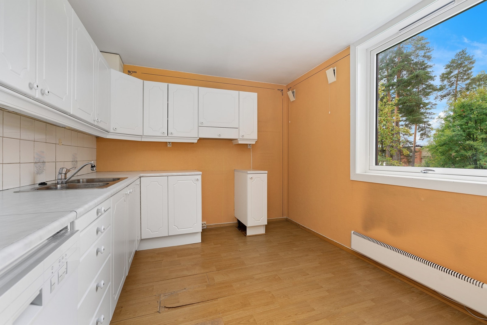 Vinduet gir godt med arbeidslys, og det er plass til en liten spiseplass. Galleribilde