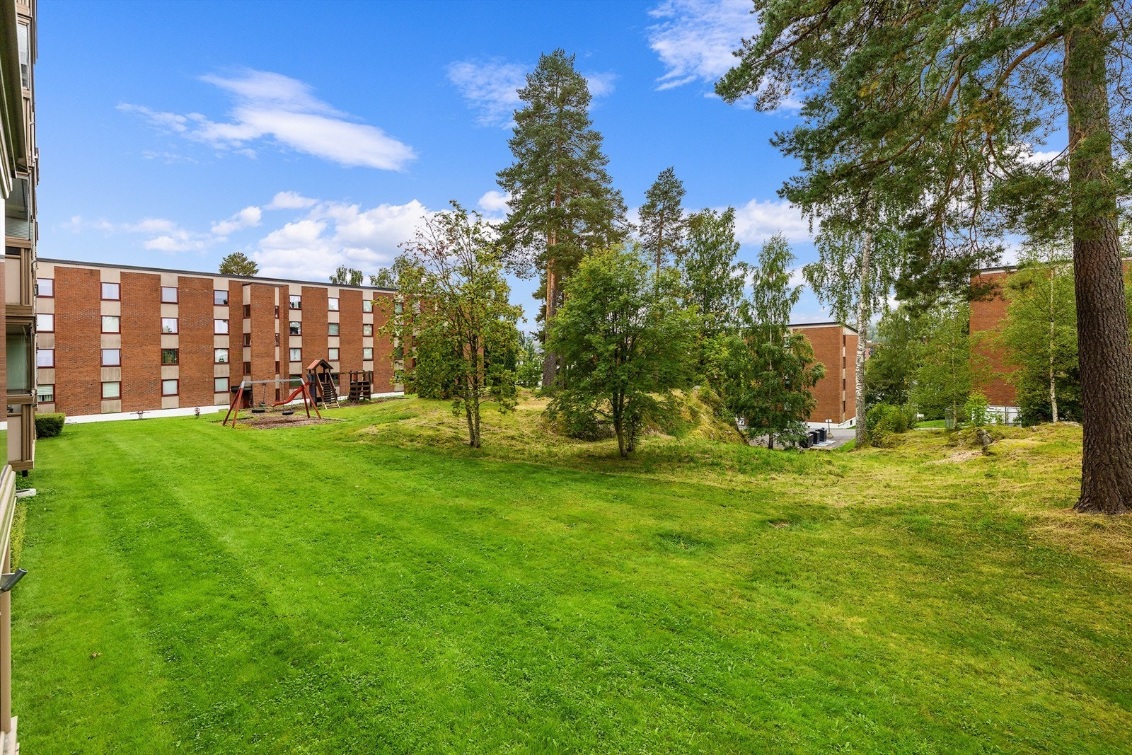 Utsikt over de parkmessige fellesarealene. Galleribilde