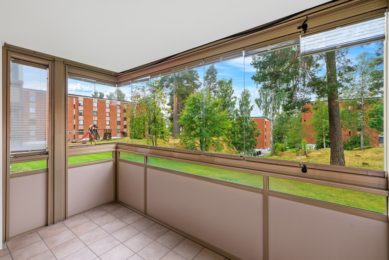 Skyvbare glassfelt gjør balkongen fleksibel i bruk gjennom ulike årstider. Galleribilde